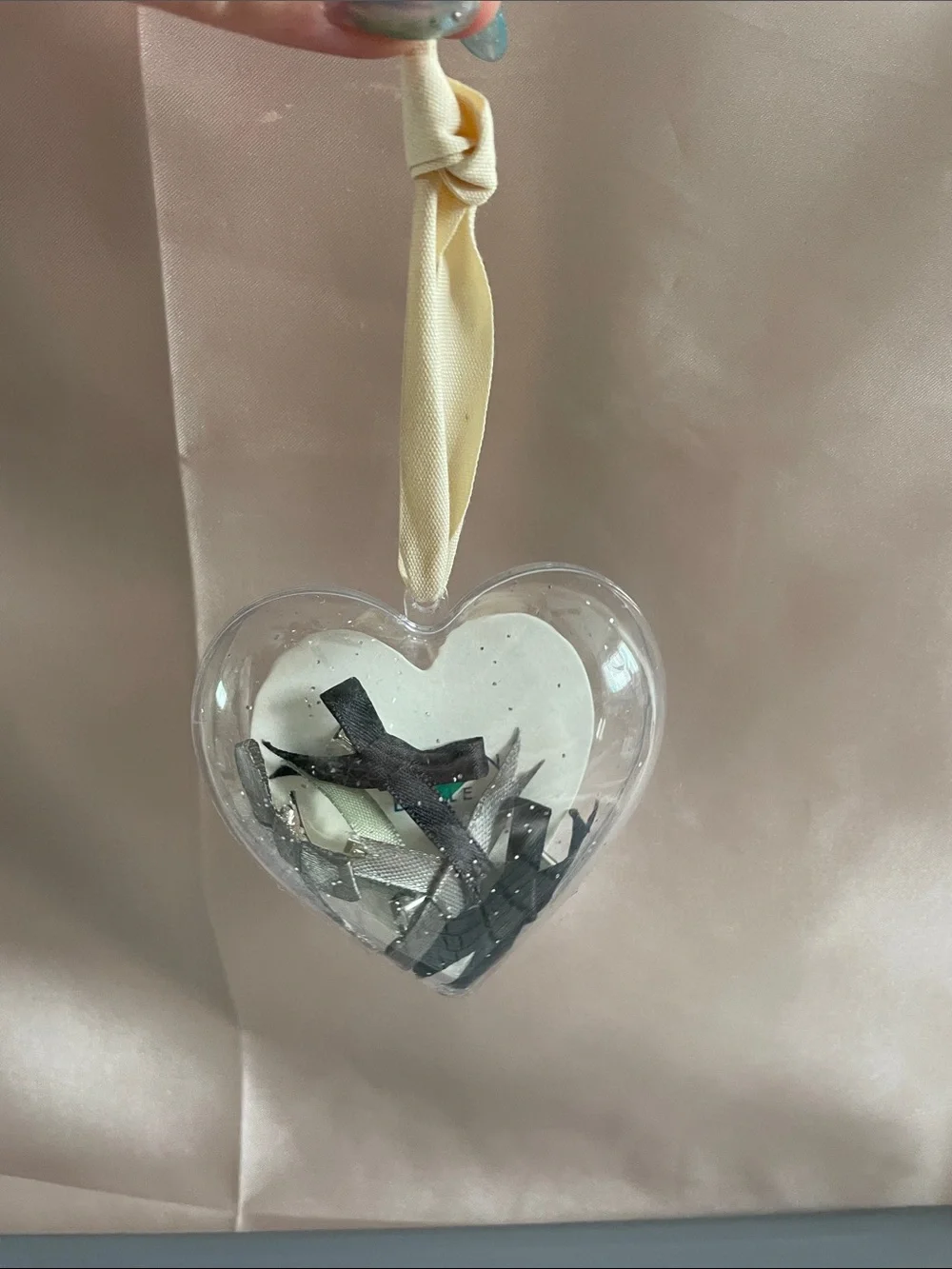 American Eagle 6-Pack Bow Hair Clips in Plastic Heart Ornament - NWT $10 MSRP